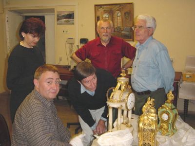 Eine erste Sichtung der zu restaurierenden Uhren erfolgt schon im Schlo&szlig;.